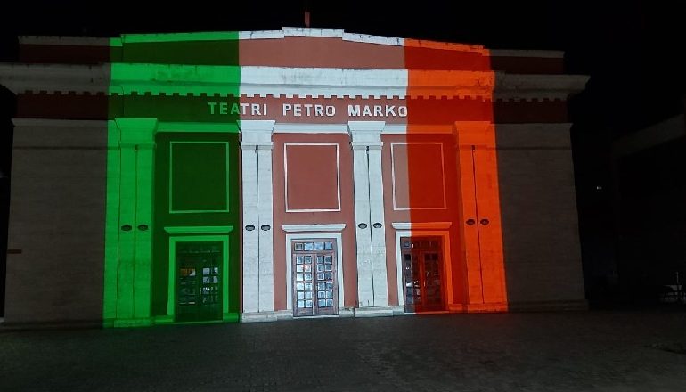 VLORA SOLIDARIZOHET ME ITALINË/ Teatri “Petro Marko” vishet me ngjyrat e flamurit trengjyrësh