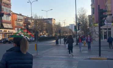 KORONAVIRUSI/ Në Tiranë "nuk zënë mend", qytetarët dalin sërish xhiro... në grup (FOTOT)