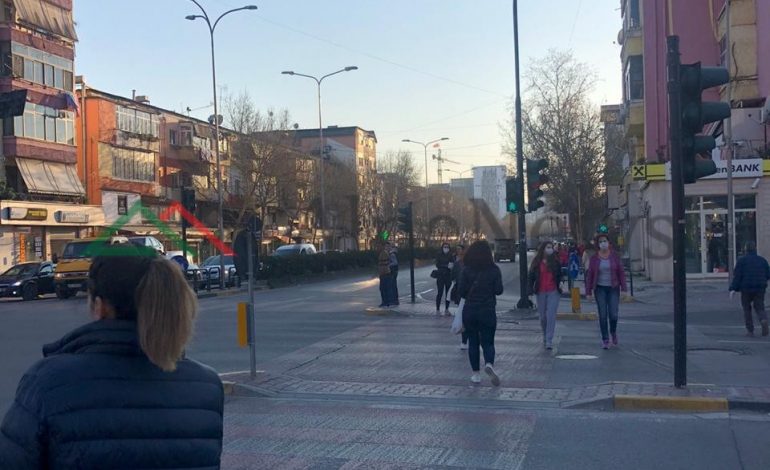 KORONAVIRUSI/ Në Tiranë “nuk zënë mend”, qytetarët dalin sërish xhiro… në grup (FOTOT)