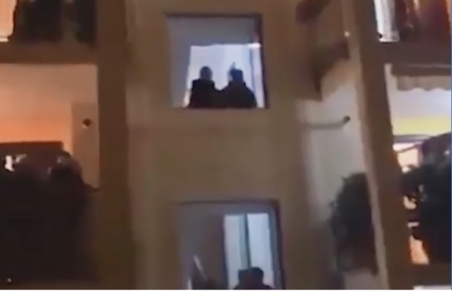 KORONAVIRUSI/ Italianët dalin në ballkone dhe këndojnë himnin kombëtar për të thyer frikën (VIDEO)