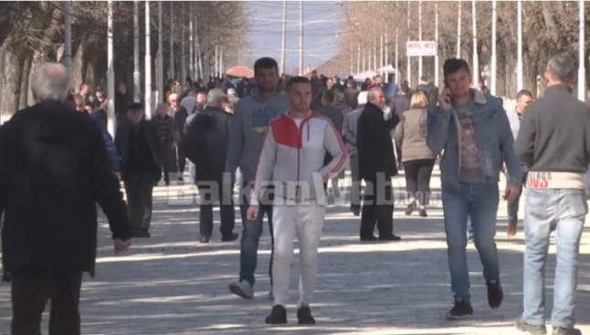 KORONAVIRUSI/ Dibranët “injorojnë” epideminë, pa maska dhe doreza dalin në bulevard si ditë e zakonshme (VIDEO)