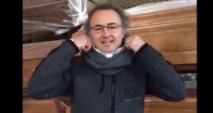 KORONAVIRUSI/ Mesazhi kuptimplotë nga shtetasi italian: Nëse nuk qëndroni në shtëpi do përfundoni në…(VIDEO)