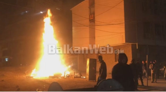 KORÇARËT HARROJNË KORONAVIRUSIN/ Presin me zjarre Ditën e Verës, policia e zjarrfikësit iu prishin festën (VIDEO)