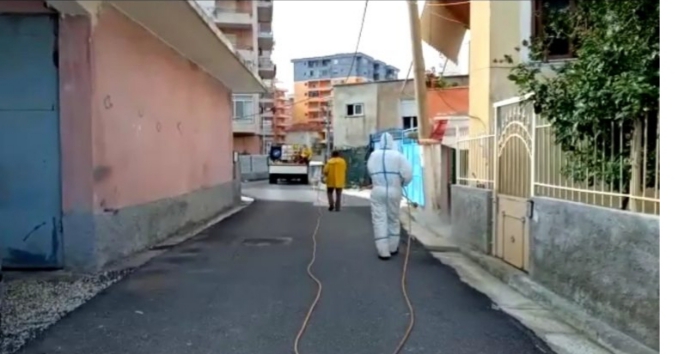 VLORA DEZIFEKTOHET/ Qyteti bregdetar ende i paprekur nga koronavirusi (VIDEO)