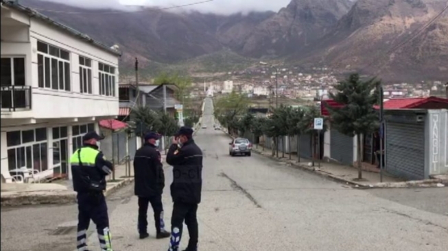 BERATI NË “SHTETRRETHIM”/ Policia gjobit “të fortët” që thyen urdhërin për të mos qarkulluar, bllokohen 64 mjete