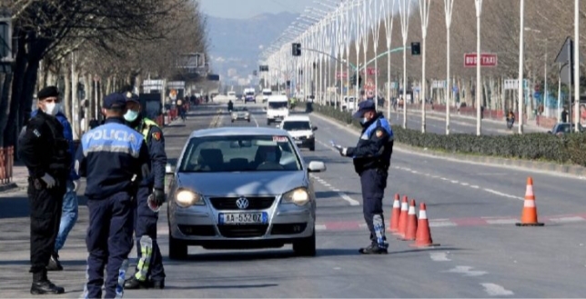 KORONAVIRUSI/ Policia përsërit apelin: Vetëm 8 orë kohë për të udhëtuar me vetura, autobusë nuk ka