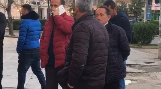 PAS MBYLLJES SË KUFIJVE/ 20 shqiptarë në këmbë drejt Shkodrë: Na lini të shkojmë në shtëpi