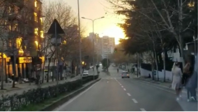 SI NJË DITË E ZAKONSHME/ Kryeqytetasit dalin nga karantina pas shiut. Grumbullime… (VIDEO)