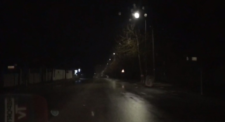 DITA E PARË E SHTETRRETHIMIT/ Korçën e “zë gjumi”, rrugët janë të shkreta (VIDEO)