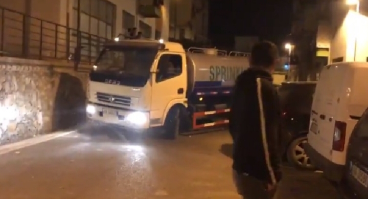 NË “LUFTË” ME KORONAVIRUSIN/ Tirana dezinfekton rrugët gjatë natës dhe një kërkesë nga Veliaj