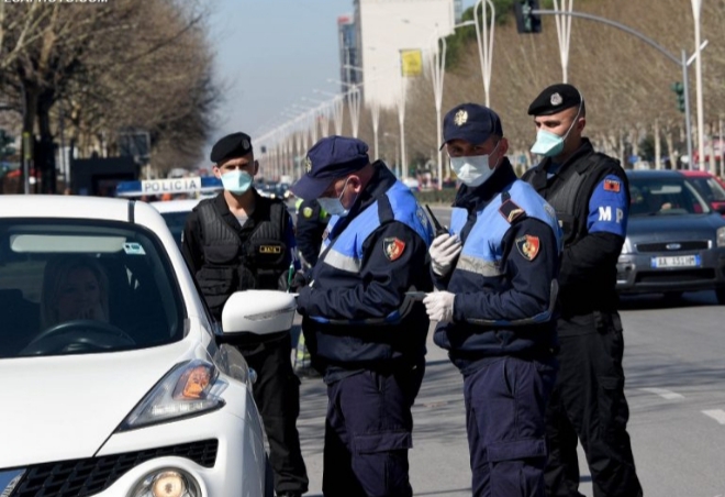 QARKULLIMI I MJETEVE GJATË SHTETRRETHIMIT/ Policia sqaron oraret: Kujdes! Ja kush do të lejohet të qarkullojë