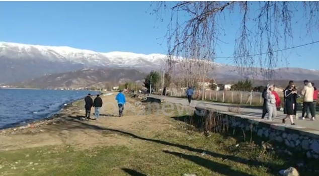 KORONAVIRUSI/ Pogradecarët “thyejnë” karantinën, “pushtojnë” shtëtitoren buzë liqenit (VIDEO)
