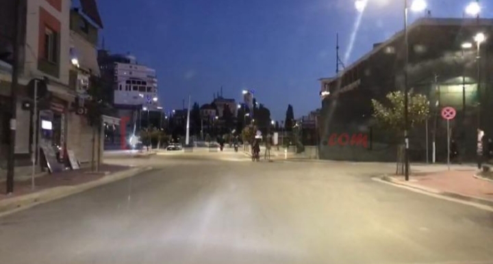KORONAVIRUSI/ Fierakët thuajse të gjithë brenda. “Kyçen” në shtëpi pas urdhrit (VIDEO)