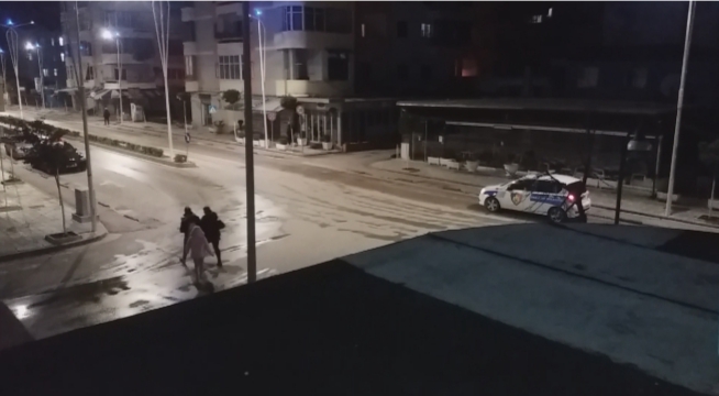MASAT E REJA/ Beratasit thyejnë urdhrin e ri, shikoni ç’ndodh në rrugët e qytetit pas orës 18:00 (FOTO)