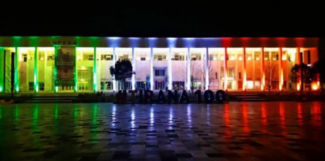 KORONAVIRUSI/ Tirana ndez ngjyrat e flamurit italian: Luftojmë dhe fitojmë së bashku…