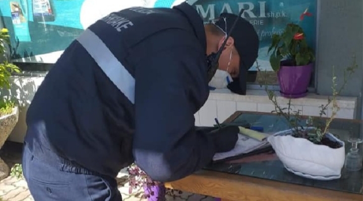 MASAT NDAJ KORONAVIRUSIT/ Nuk mbajtën pastër mjedisin, gjoba subjekteve tregtare në Durrës