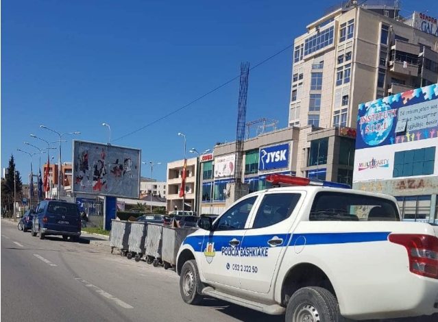 MASAT NDAJ KORONAVIRUSIT/ Hedhin plehrat jashtë konteinerëve, gjobiten bizneset në Durrës