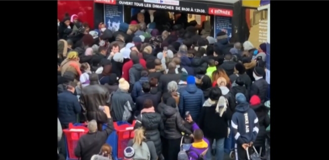 KORONAVIRUSI NË FRANCË/ Degjeneron situata në Paris, njerëzit dynden në markete pas njoftimit të Macron (VIDEO)