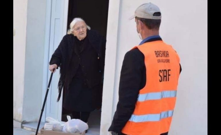 BASHKIA URA-VAJGURORE NIS SHPËRNDARJEN E PAKOVE PËR PENSIONISTËT/ Memaj: Vijojmë misionin me këdo që ka nevojë për ne