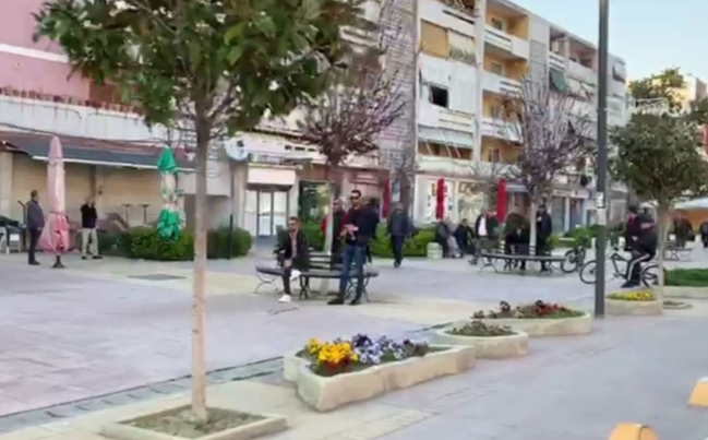 MASAT NDAJ KORONAVIRUSIT/ Orarin për të lëvizur vetëm në kushte të domosdoshme, fierakët e shfrytëzojnë për të ndenjur në lulishte