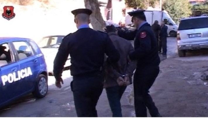 NUK MORI RIMBURSIMIN E ILAÇEVE/ Lushnjari kanos me thikë mjeken. Arrestohet 47-vjeçari