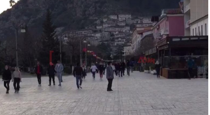 MASAT NDAJ KORONAVIRUSIT/ Berati thyen urdhrat, qytetarët mbushin shëtitoren