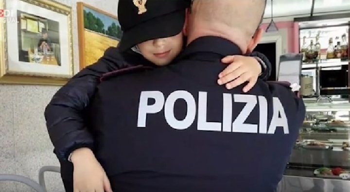 KORONAVIRUSI NË ITALI/ Vogëlushja merr në telefon policinë e i falenderon: Jeni të mrekullueshëm, ju dua (VIDEO)