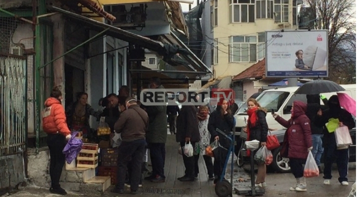 KORONAVIRUSI/ Pa maska dhe pa doreza, elbasanasit vërshojnë drejt tregjeve, zyrave postare, furrave të bukës pa asnjë masë mbrojtëse (VIDEO