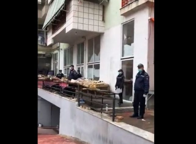DHUNOI TË MOSHUARIN TE PAZARI I RI/ Policia Bashkiake i heq lejen tregtarit. Veliaj: Të mos vëmë fitimin para humanizmit