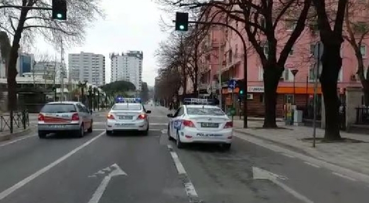PËRFUNDON AFATI/ Policia në rrugët e Tiranës: Qytetarë, futuni në shtëpi (VIDEO)