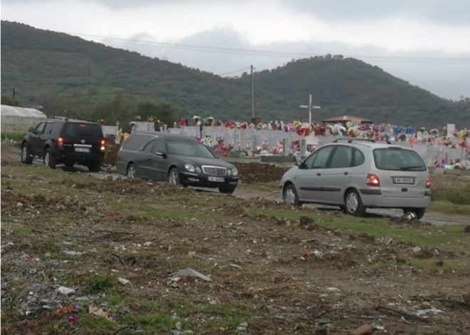 NGA SPITALI NË VARREZA/ 71-vjecari që ndërroi jetë nga Covid 19, përcillet për në banesën e fundit në Berat vetëm nga bashkëshortja (VIDEO)