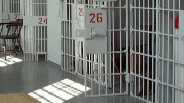 KORONAVIRUSI/ Akti normativ mbërrin në burgje, 600 të dënuar do karantinohen në banesa për 3 muaj (VIDEO)