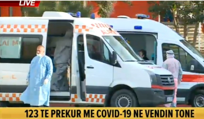 MBËRRIJNË 3 AMBULANCA TË TJERA TEK INFEKTIVI/ Mes të dyshuarve me koronavirus edhe një grua (FOTOT)