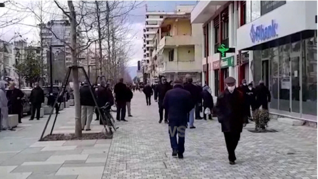 KORONAVIRUSI/ Shqiptarët ende të pandërgjegjësuar, të moshuarit dynden në rrugë dhe tregje (VIDEO)