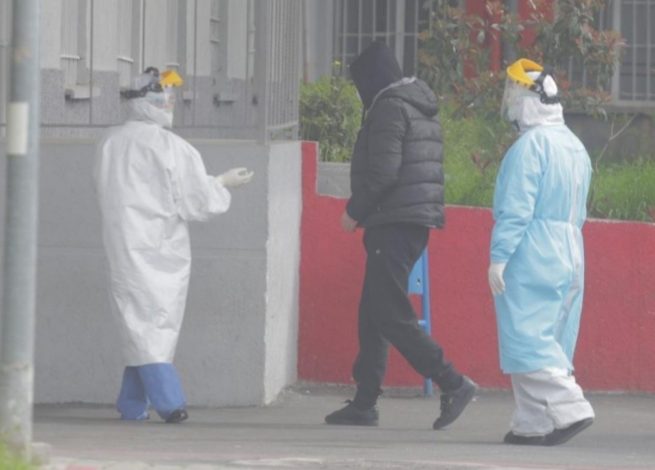 KORONAVIRUSI/ Mbërrin tek Spitali Infektivi i dyshuari i dytë për sot me COVID19 (FOTOT)