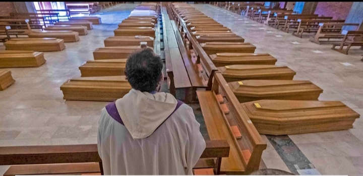 KORONAVIRUSI NË ITALI/ PAMJE tronditëse, kisha e mbushur me arkivolë në Bergamo