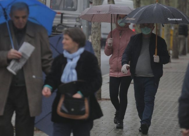 MASAT NDAJ KORONAVIRUSIT/ Qytetarët të shoqëruar nuk i’u tremben gjobave. Ja çfarë ndodh në disa zona të Tiranës para izolimit