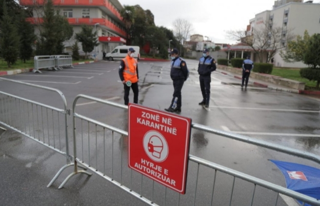 KORONAVIRUSI/ Infektohet një mjeke në Korçë, në karantinë të gjithë bluzat e bardha që kanë pasur kontakt me të