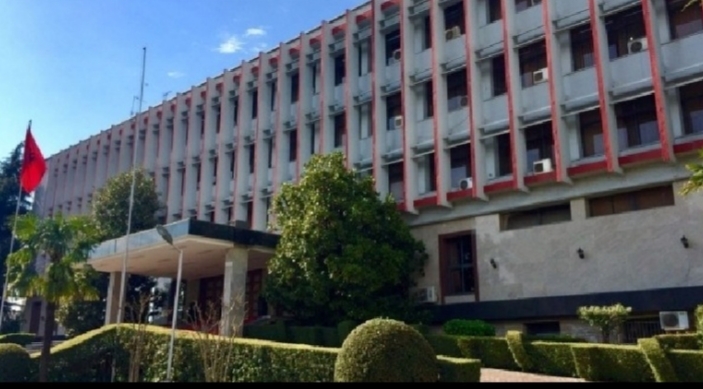 INFORMACION I RËNDËSISHËM PËR SHQIPTARËT QË NDODHEN JASHTË/ Ja numrat të cilët duhet të telefononi për t’u kthyer…