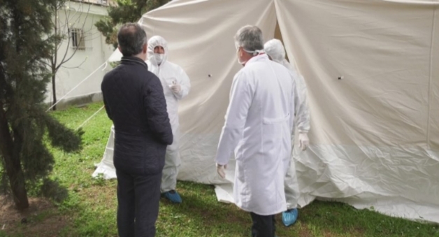 KORONAVIRUSI/ Çadra në spitalin e Traumës, kontroll paraprak për çdo pacient që do të paraqitet (VIDEO)