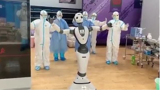 KORONAVIRUSI PREK EDHE BLUZAT E BARDHA/ Robotët u vihen në ndihmë mjekëve