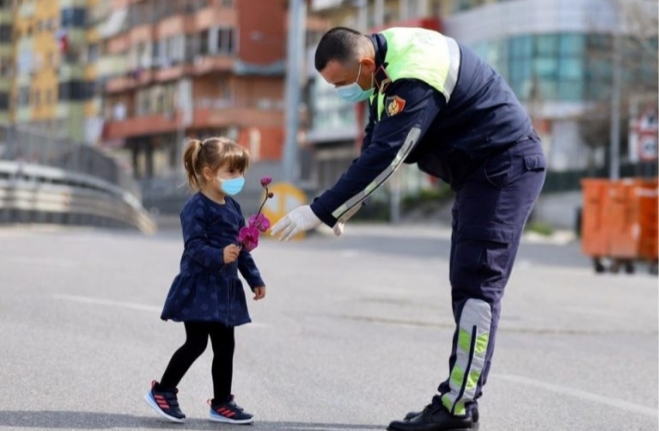 FOTOLAJM/ Vajza e vogël me maskë dhuron lule për policin në shërbim, Lleshaj: Faleminderit