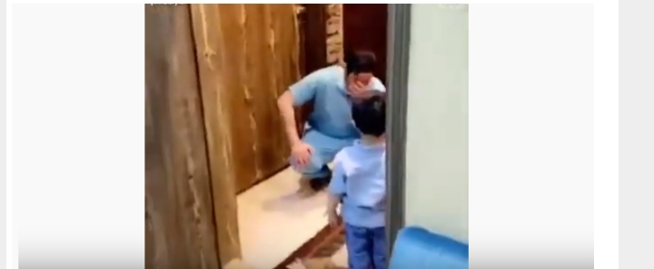 VIDEO E DHIMBSHME/ Infermieri bie në tokë dhe shpërthen në lot pasi refuzon fëmijën e vet ta përqafojë