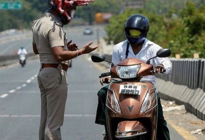 KOKORE NË FORMËN E KORONAVIRUSIT/ Mënyra më origjinale e policit indian për bindur qytetarët të rrinë në shtëpi (FOTO)