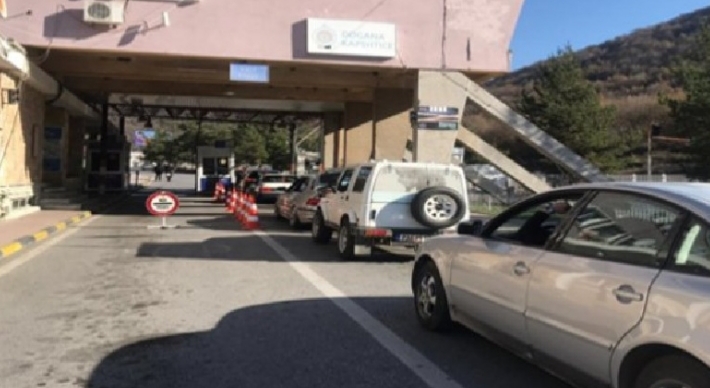KORONAVIRUSI/ Vijon ardhja e shqiptarëve nga Kapshtica, 89 persona ikën drejt Greqisë
