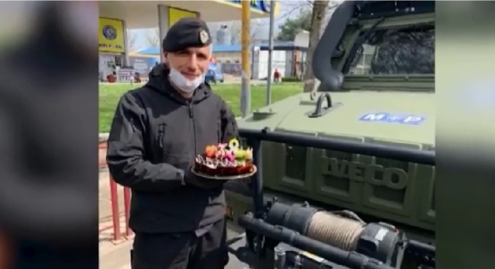 PASOJAT E KORONAVIRUSIT/ Ushtaraku 38-vjeçar kalon ditëlindjen më të pazakontë, ja surpriza e kolegëve (VIDEO)