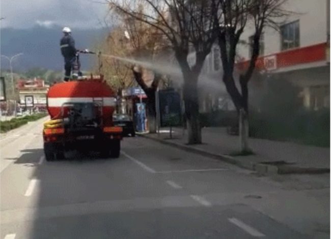 FATMIRËSISHT NUK ËSHTË PREKUR NGA COVID19/ Ja si dezinfektohen rrugët e Gjirokastrës (VIDEO)