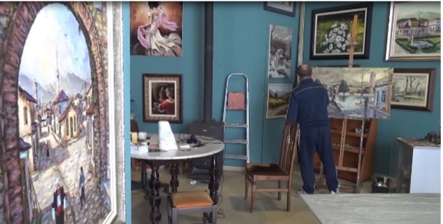 KORONAVIRUSI/ Ka ngjyra dhe brenda 4 mureve, piktori Gazment Xhaferri rrefen ditët e tij në karantinë (VIDEO)