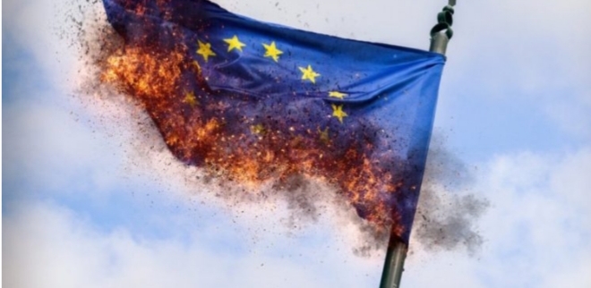 ITALIANËT NË PROTESTË/ Djegin flamujt e BE: Jeni bukëshkalë, ne do t’ia dalim vetë