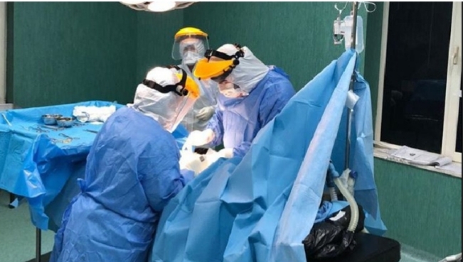 SPITALI COVID2 NË TIRANË JEP REZULTATET E MIRA/ Manastirliu falenderon stafin që realizoi operacionin e 18-vjeçares së prekur